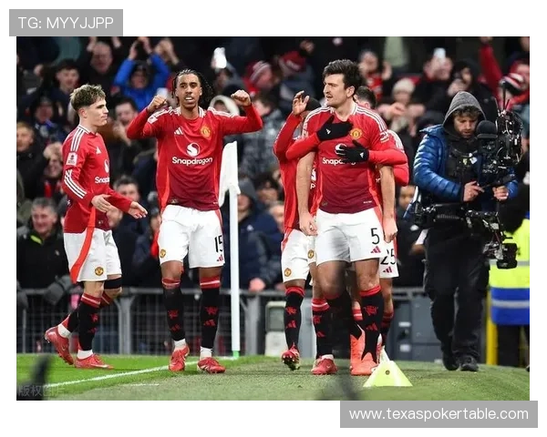 马奎尔在曼联更衣室庆祝时获全队热烈欢迎宛如英雄归来